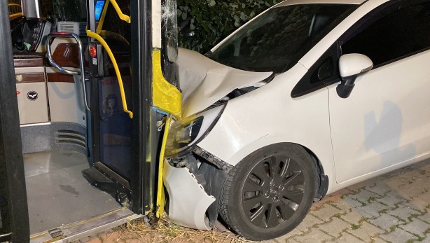 Foto - Ehliyetsiz görevli İETT otobüsü ile aracı biçti