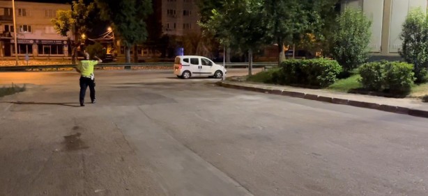 Ehliyetsiz sürücü trafik polisini ezdi