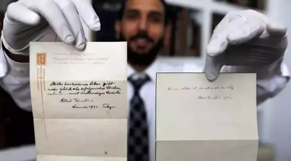 Foto - Einstein bahşiş yerine garsona iki not verdi! Notların birinde formül yazıyordu... O formül öyle bir fiyata satıldı ki, herkes şok oldu