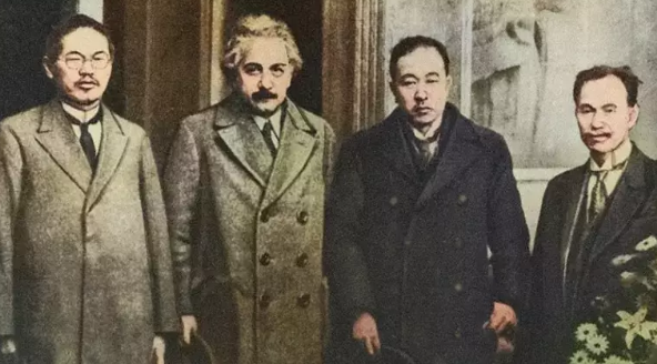 Foto - Einstein bahşiş yerine garsona iki not verdi! Notların birinde formül yazıyordu... O formül öyle bir fiyata satıldı ki, herkes şok oldu