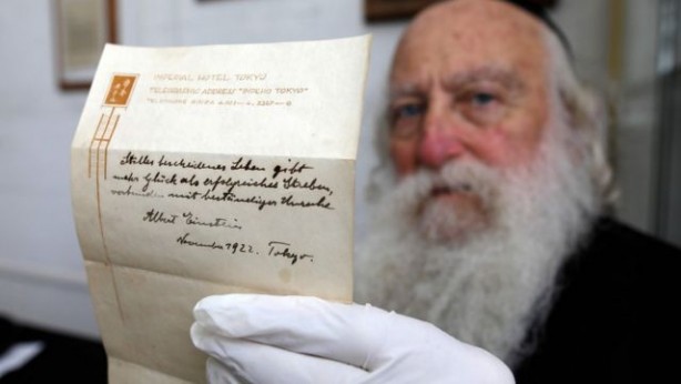 Foto - Einstein bahşiş yerine garsona iki not verdi! Notların birinde formül yazıyordu... O formül öyle bir fiyata satıldı ki, herkes şok oldu