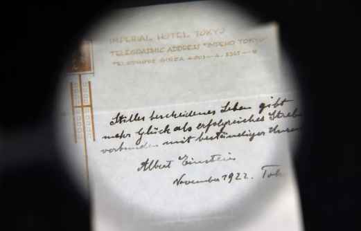 Foto - Einstein bahşiş yerine garsona iki not verdi! Notların birinde formül yazıyordu... O formül öyle bir fiyata satıldı ki, herkes şok oldu