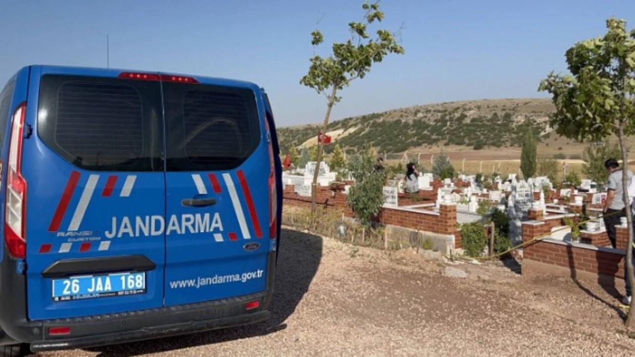 Foto - Ekipler alarma geçti! Mezarlıkta tüyler ürperten olay