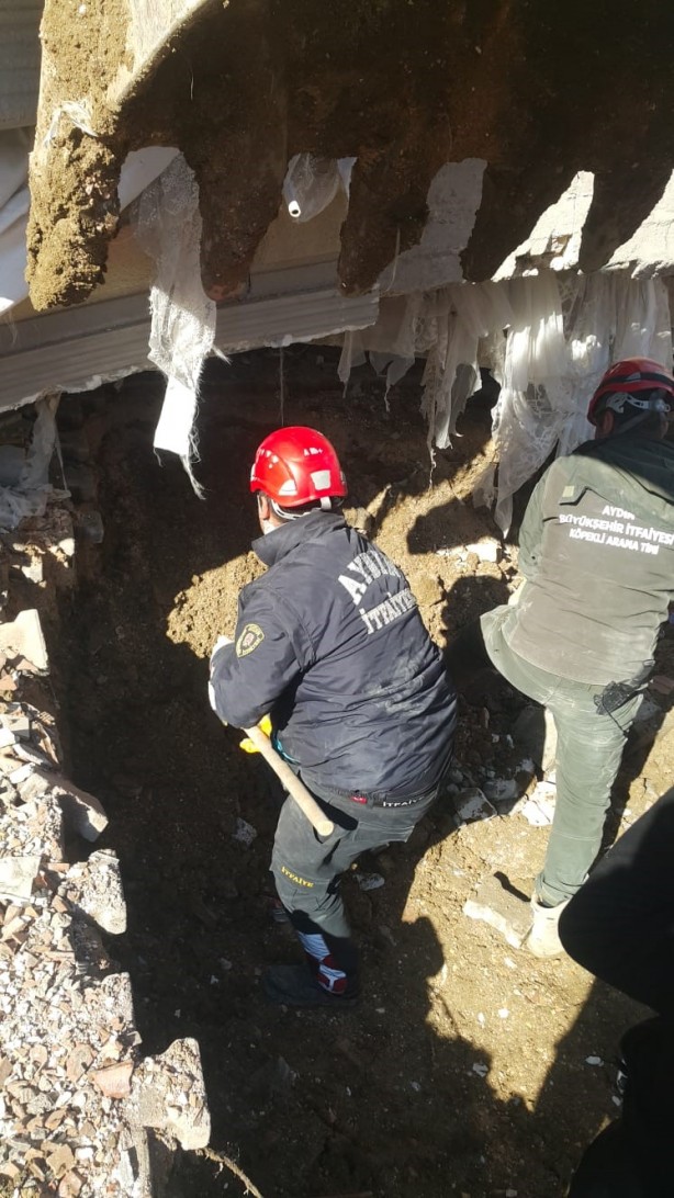 Foto - Ekipler asansör boşluğundan inerek 26 yaşındaki genci enkazdan kurtardı