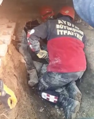 Foto - Ekipler asansör boşluğundan inerek 26 yaşındaki genci enkazdan kurtardı