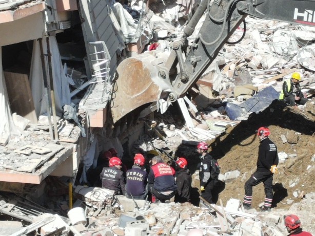 Foto - Ekipler asansör boşluğundan inerek 26 yaşındaki genci enkazdan kurtardı