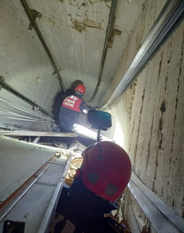 Foto - Ekipler asansör boşluğundan inerek 26 yaşındaki genci enkazdan kurtardı
