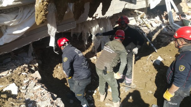 Foto - Ekipler asansör boşluğundan inerek 26 yaşındaki genci enkazdan kurtardı