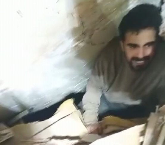 Foto - Ekipler asansör boşluğundan inerek 26 yaşındaki genci enkazdan kurtardı