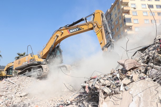 Foto - Ekipler çekiliyor algılarına inanmayın! Enkaz kaldırma çalışmaları tüm hızıyla devam ediyor
