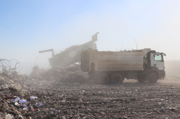 Foto - Ekipler çekiliyor algılarına inanmayın! Enkaz kaldırma çalışmaları tüm hızıyla devam ediyor