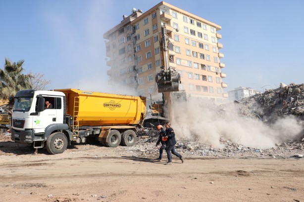 Ekipler çekiliyor algılarına inanmayın! Enkaz kaldırma çalışmaları tüm hızıyla devam ediyor