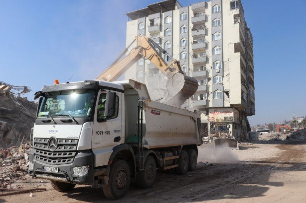 Foto - Ekipler çekiliyor algılarına inanmayın! Enkaz kaldırma çalışmaları tüm hızıyla devam ediyor