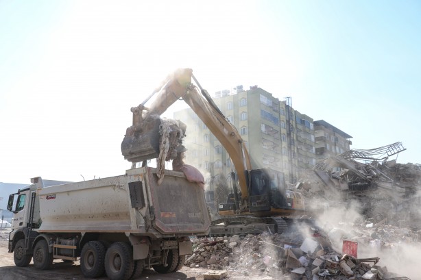 Foto - Ekipler çekiliyor algılarına inanmayın! Enkaz kaldırma çalışmaları tüm hızıyla devam ediyor