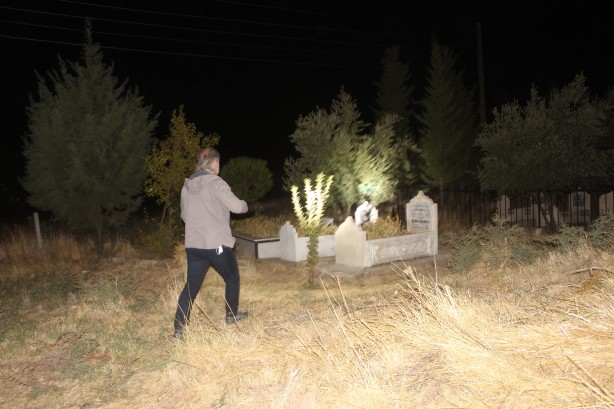 Foto - Ekipler gece yarısı mezarlıkta 'bebek' aradı