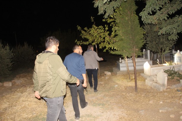 Foto - Ekipler gece yarısı mezarlıkta 'bebek' aradı