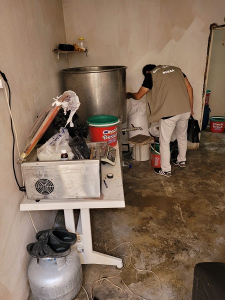 Foto - Ekipler gözlerine inanamadı! Bakın vatandaşa peynir diye ne satılıyor