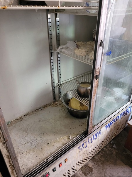 Foto - Ekipler gözlerine inanamadı! Bakın vatandaşa peynir diye ne satılıyor