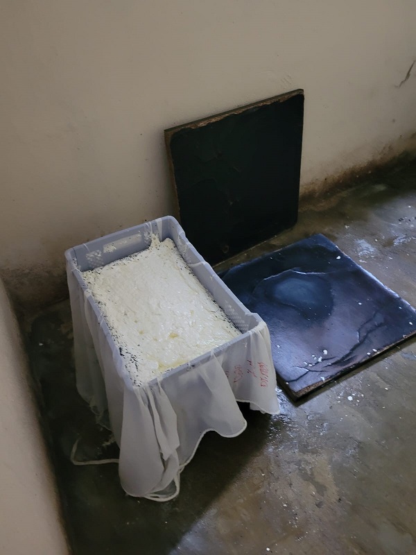 Foto - Ekipler gözlerine inanamadı! Bakın vatandaşa peynir diye ne satılıyor