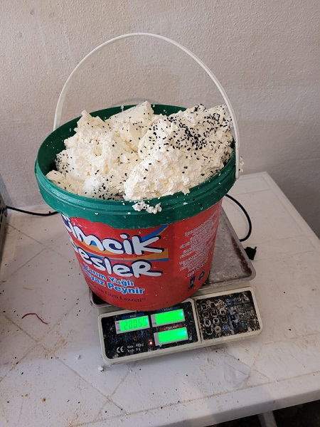 Foto - Ekipler gözlerine inanamadı! Bakın vatandaşa peynir diye ne satılıyor