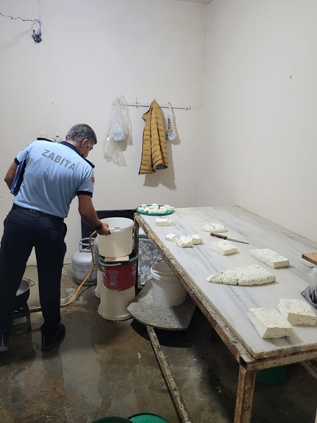 Foto - Ekipler gözlerine inanamadı! Bakın vatandaşa peynir diye ne satılıyor