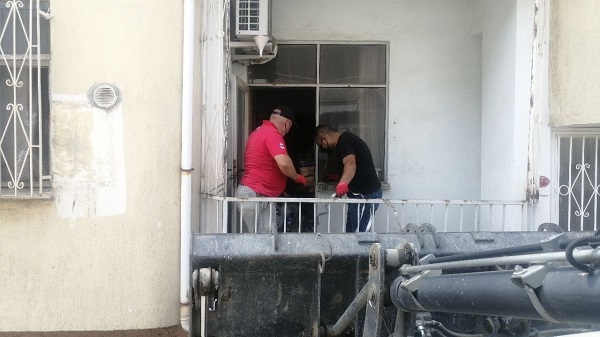 Foto - Ekipler gözlerine inanamadı! Eve demir korkuluklarını keserek girdiler