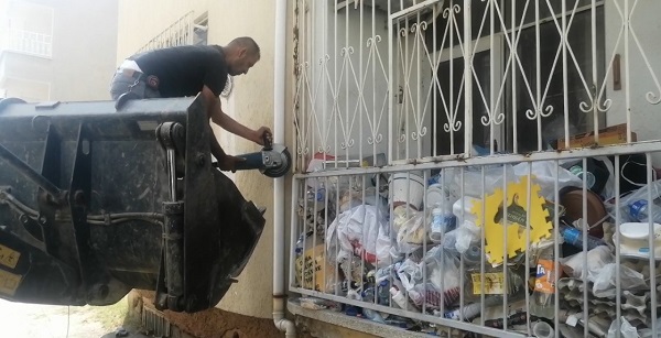 Foto - Ekipler gözlerine inanamadı! Eve demir korkuluklarını keserek girdiler