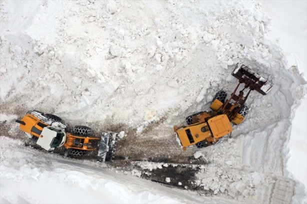 Foto - Ekipler Nisan ayında metrelerce kar ile mücadele ediyor