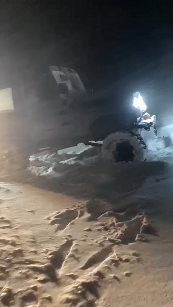 Foto - Ekipler seferber oldu! Karda mahsur kalan aile böyle kurtarıldı