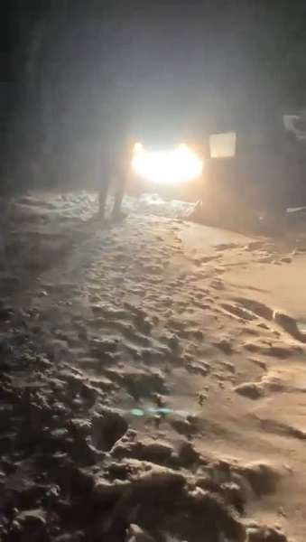 Foto - Ekipler seferber oldu! Karda mahsur kalan aile böyle kurtarıldı