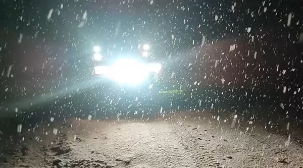 Ekipler seferber oldu! Karda mahsur kalan aile böyle kurtarıldı