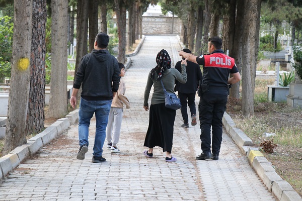 Foto - Ekipler seferber oldu! Mezarlıkta 'bebek' paniği