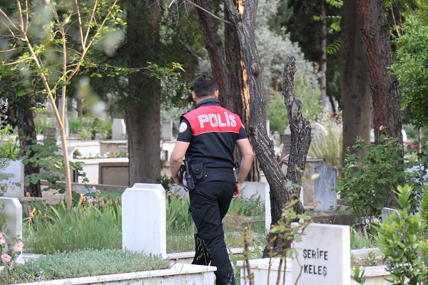Foto - Ekipler seferber oldu! Mezarlıkta 'bebek' paniği