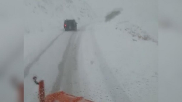 Foto - Ekipler uyardı! Kar yağışı yolu kapattı
