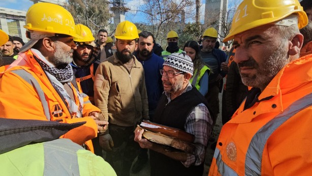 Foto - Ekipleri şaşkına çeviren olay! Tüm ev küle döndü bir tek Kur'an-ı Kerim yanmadı