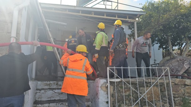 Foto - Ekipleri şaşkına çeviren olay! Tüm ev küle döndü bir tek Kur'an-ı Kerim yanmadı