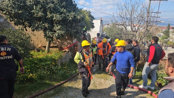 Foto - Ekipleri şaşkına çeviren olay! Tüm ev küle döndü bir tek Kur'an-ı Kerim yanmadı