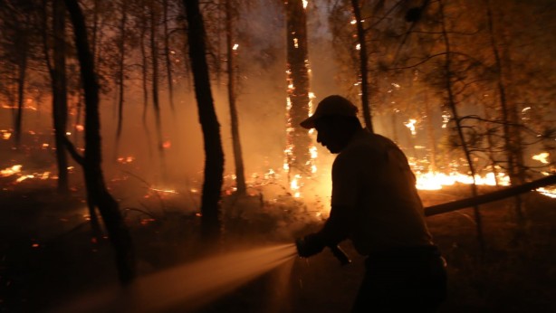 Foto - Ekiplerin zorlu mücadelesi gece boyunca sürdü