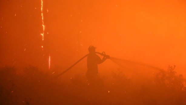 Ekiplerin zorlu mücadelesi gece boyunca sürdü