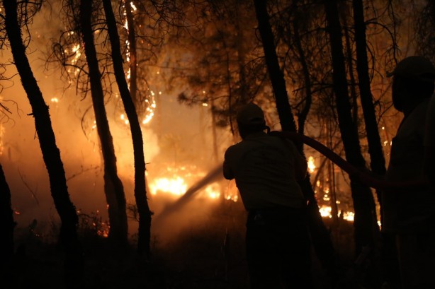 Foto - Ekiplerin zorlu mücadelesi gece boyunca sürdü