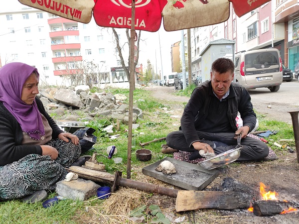 Foto - Ekmeği için şehir şehir dolaşıyor