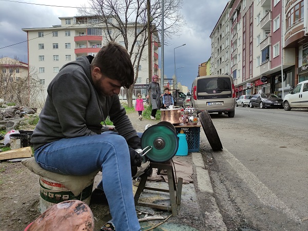 Foto - Ekmeği için şehir şehir dolaşıyor