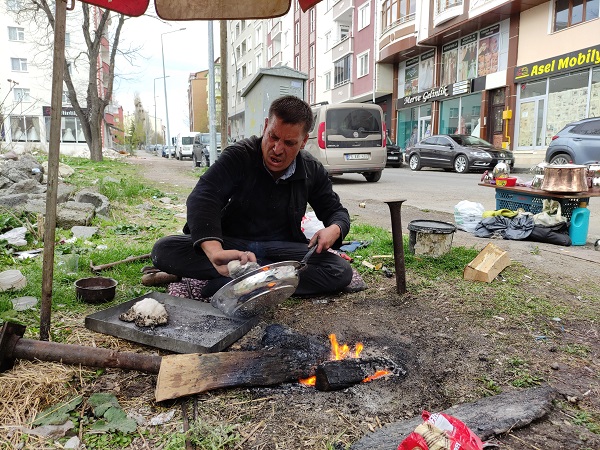 Foto - Ekmeği için şehir şehir dolaşıyor