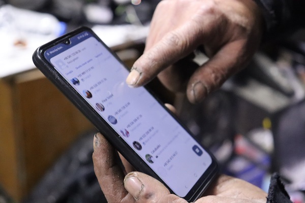 Ekmeği için teknolojiye ayak uydurdu