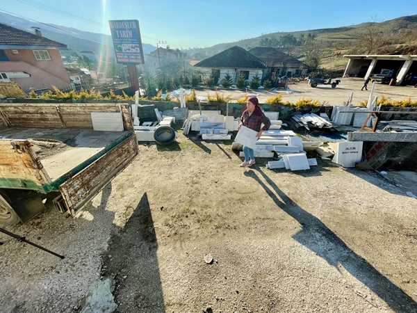 Foto - Ekmeğini taştan çıkarıyor! "Erkek işi" diyenlere aldırmadı