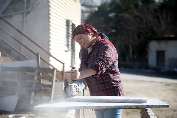 Foto - Ekmeğini taştan çıkarıyor! "Erkek işi" diyenlere aldırmadı