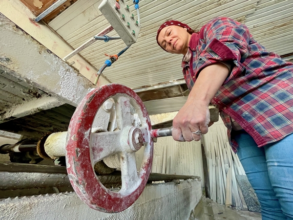 Foto - Ekmeğini taştan çıkarıyor! "Erkek işi" diyenlere aldırmadı