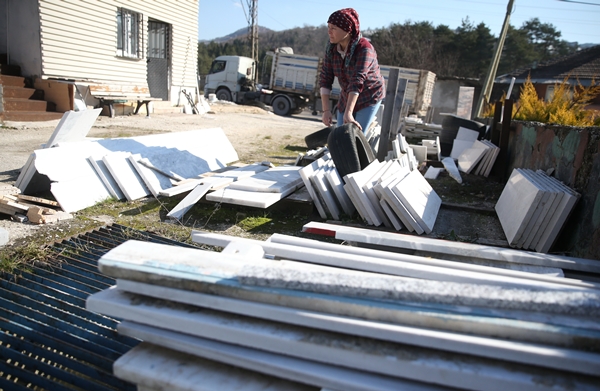 Foto - Ekmeğini taştan çıkarıyor! "Erkek işi" diyenlere aldırmadı