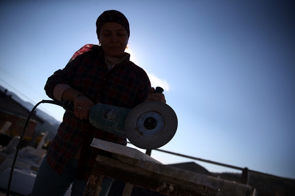 Foto - Ekmeğini taştan çıkarıyor! "Erkek işi" diyenlere aldırmadı