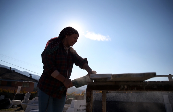 Foto - Ekmeğini taştan çıkarıyor! "Erkek işi" diyenlere aldırmadı